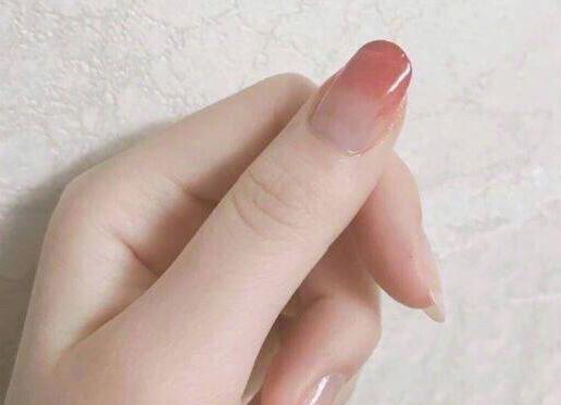 南寧美甲學(xué)校：在家就能完成暈染美甲DIY的方法