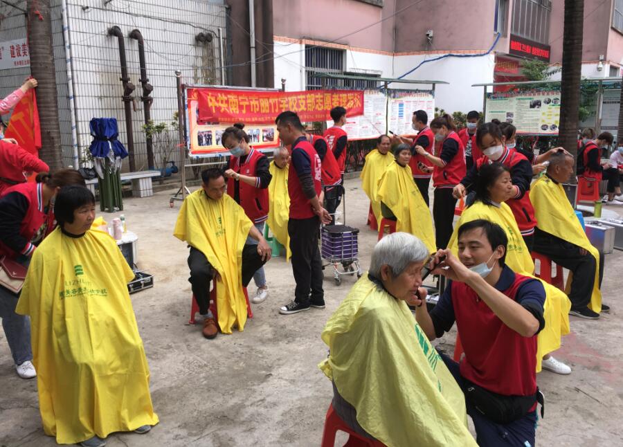 “雷鋒義剪”入社區(qū)，方知南寧美發(fā)學(xué)校哪家好