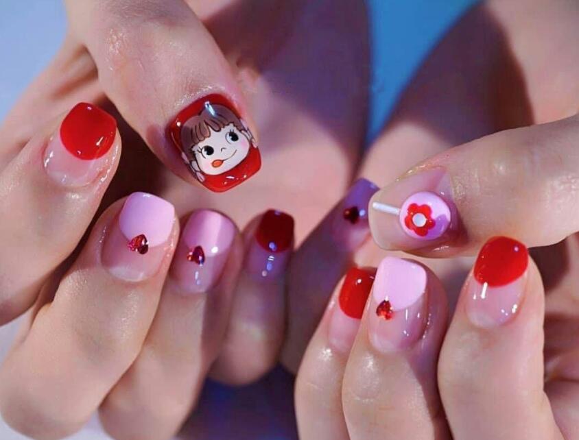 想要美甲鑲鉆貼的牢？跟著南寧專業(yè)美甲學(xué)校學(xué)就對了