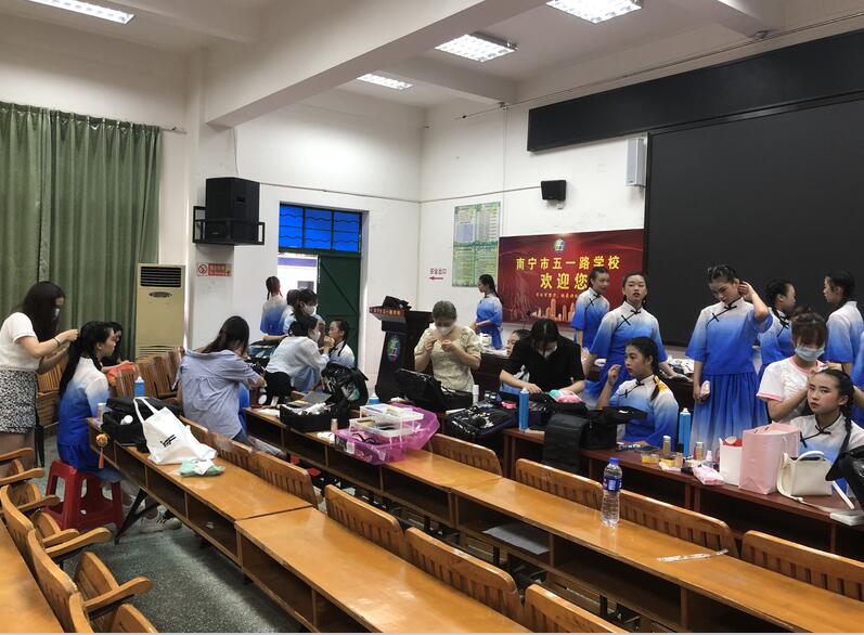 南寧化妝學(xué)校外出實踐，受到演員比心點贊