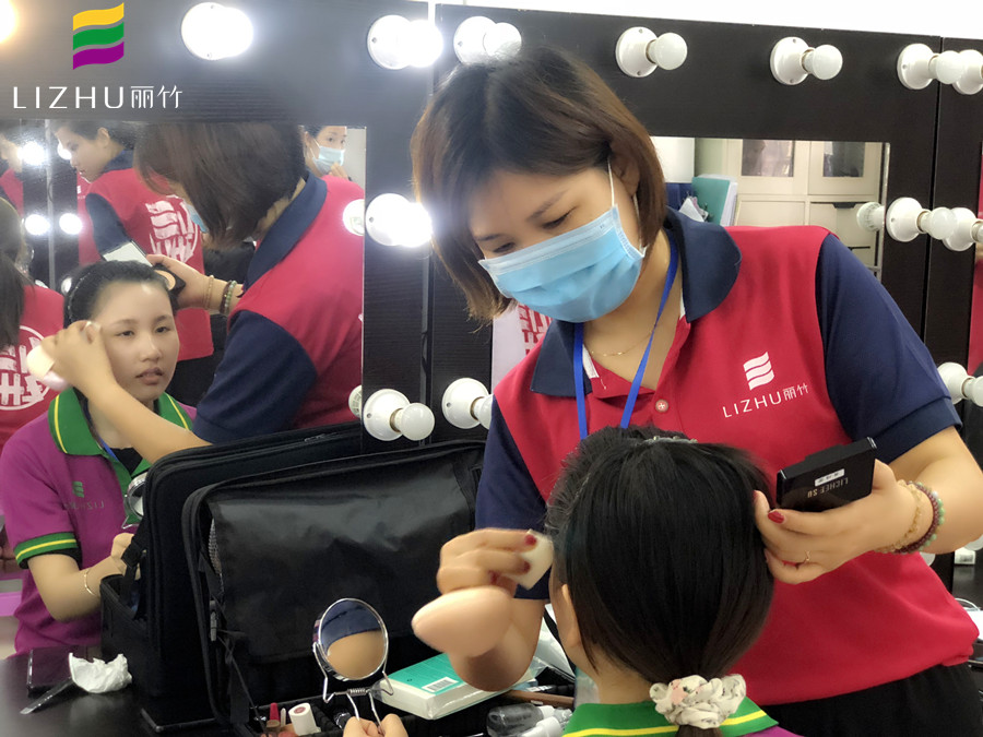 廣西美妝學(xué)校辯證：化妝對皮膚的傷害很大嗎？