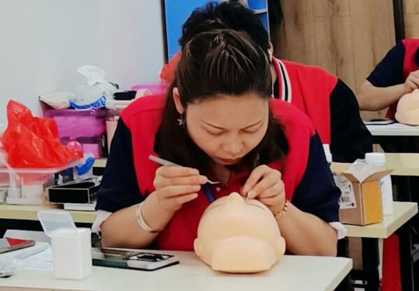 南寧專(zhuān)業(yè)美睫培訓(xùn)學(xué)校：學(xué)美睫有前途嗎？