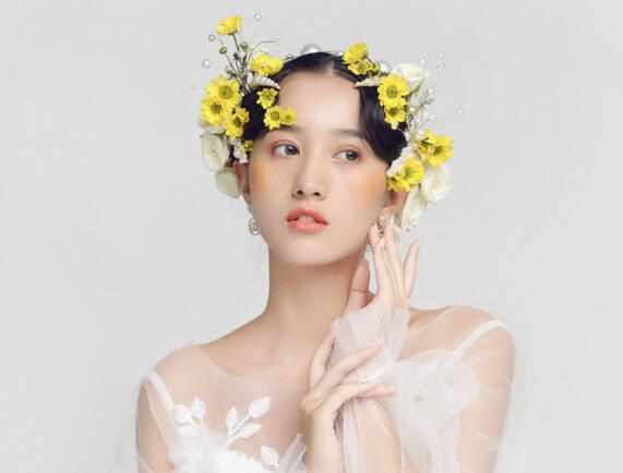 秋天適合哪種口紅色系？廣西專業(yè)化妝培訓給你列清單