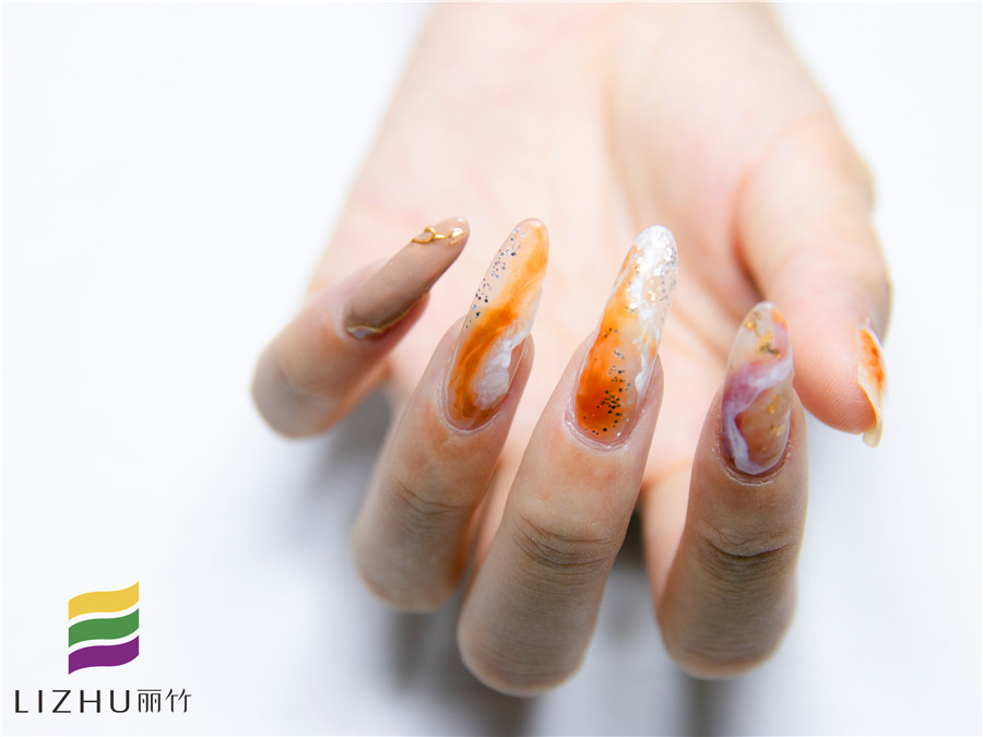 美甲封層使用方法，廣西美甲培訓(xùn)機(jī)構(gòu)教你