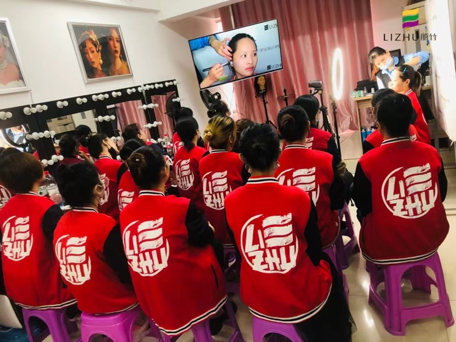 冬季正確的化妝步驟，這些技巧南寧化妝學校告訴你