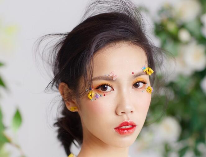 方型臉如何畫新娘妝？廣西南寧化妝學(xué)校教你