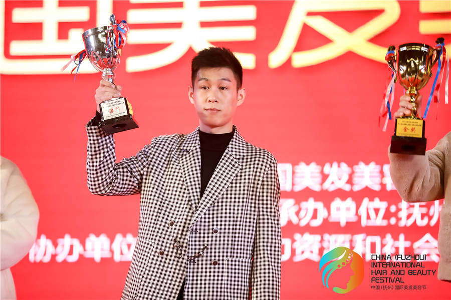 亞軍！祝賀玉可寧老師在全國美發(fā)美容行業(yè)職業(yè)技能競(jìng)賽斬獲佳績(jī)