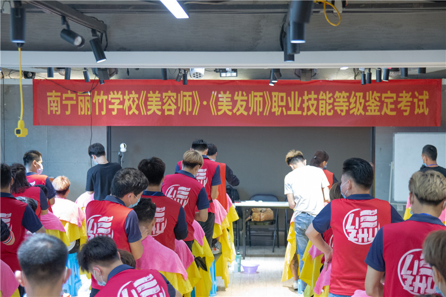 考職業(yè)資格證的學(xué)校推薦：麗竹學(xué)?？甲C班