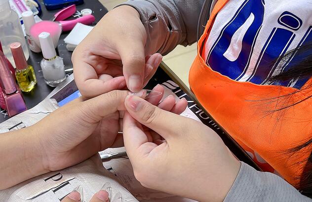 廣西哪里教美甲基礎(chǔ)？全貼甲片怎么貼？