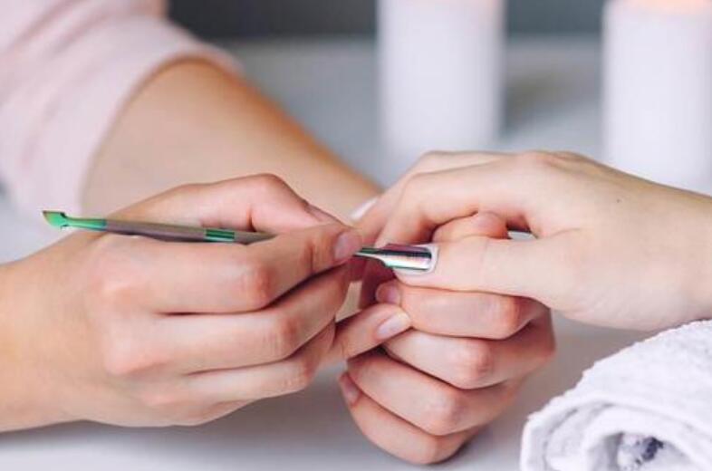 半貼甲片怎么卸？廣西專業(yè)美甲培訓(xùn)機(jī)構(gòu)教你