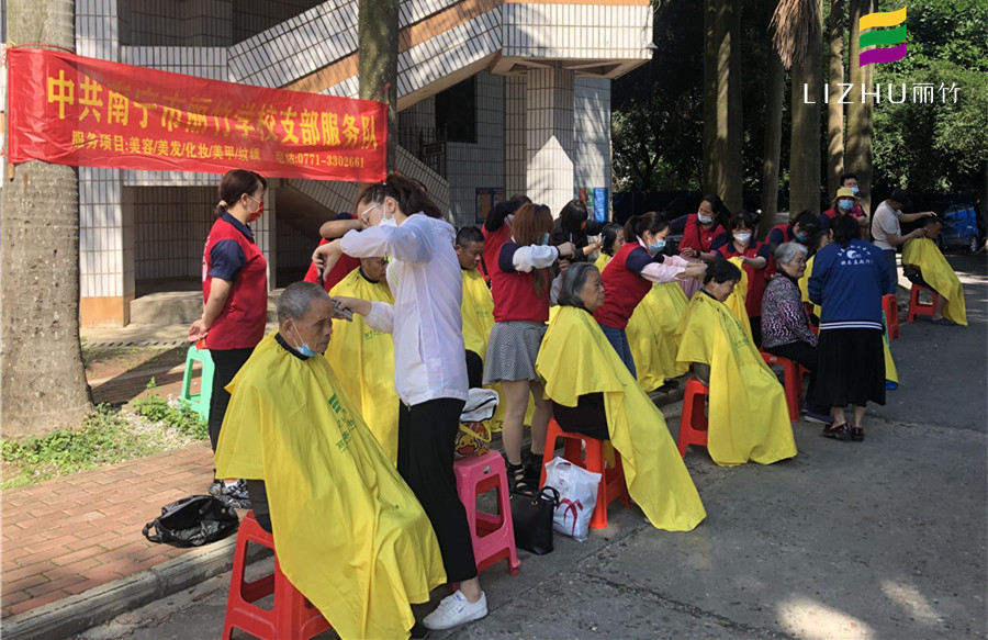 免費理發(fā)進(jìn)社區(qū)，廣西美發(fā)培訓(xùn)學(xué)校實踐活動