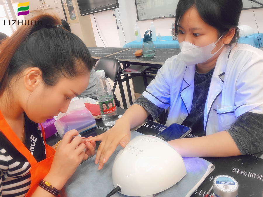 美甲基礎(chǔ)知識內(nèi)容：指甲油干了怎么辦？