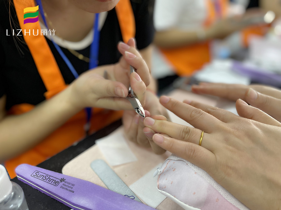 指甲剪太短疼怎么辦？廣西美甲正規(guī)學(xué)校告訴你