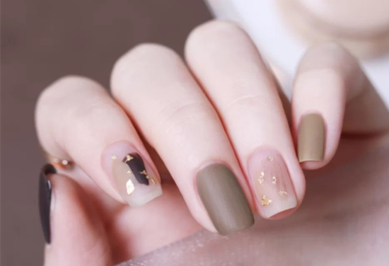 溫柔暖棕秋冬美甲 ??，南寧市美甲學(xué)校讓你成為“小太陽”