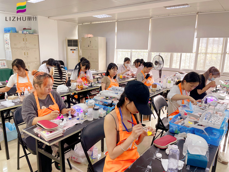 冬天做指甲為什么會裂？廣西南寧美甲學(xué)校分享原因