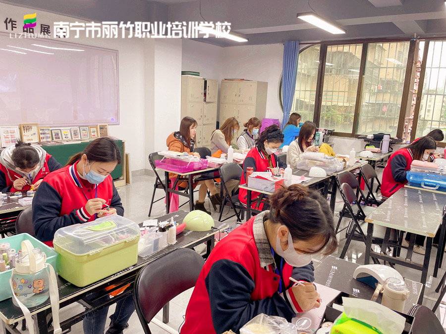 全貼甲片和半貼有什么區(qū)別？廣西美甲基礎(chǔ)班培訓(xùn)