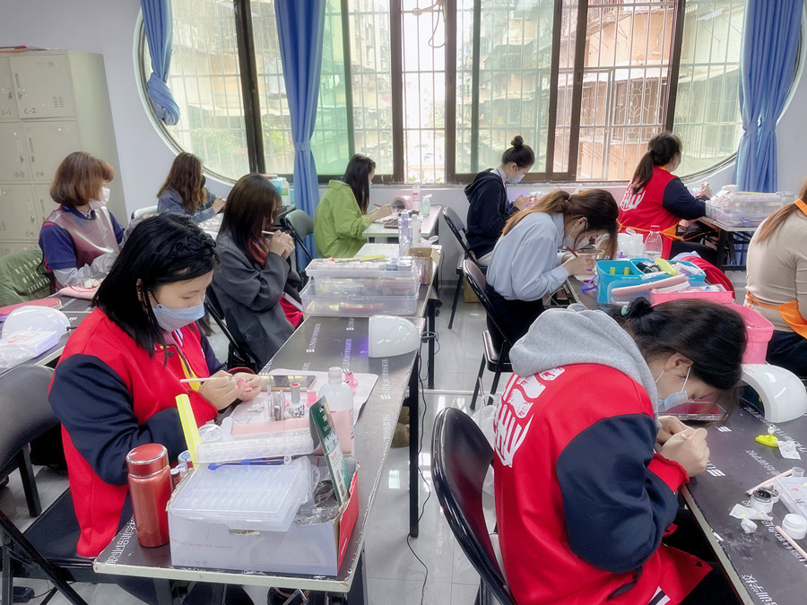 美甲底油和亮油的區(qū)別，廣西美甲基礎(chǔ)教學(xué)