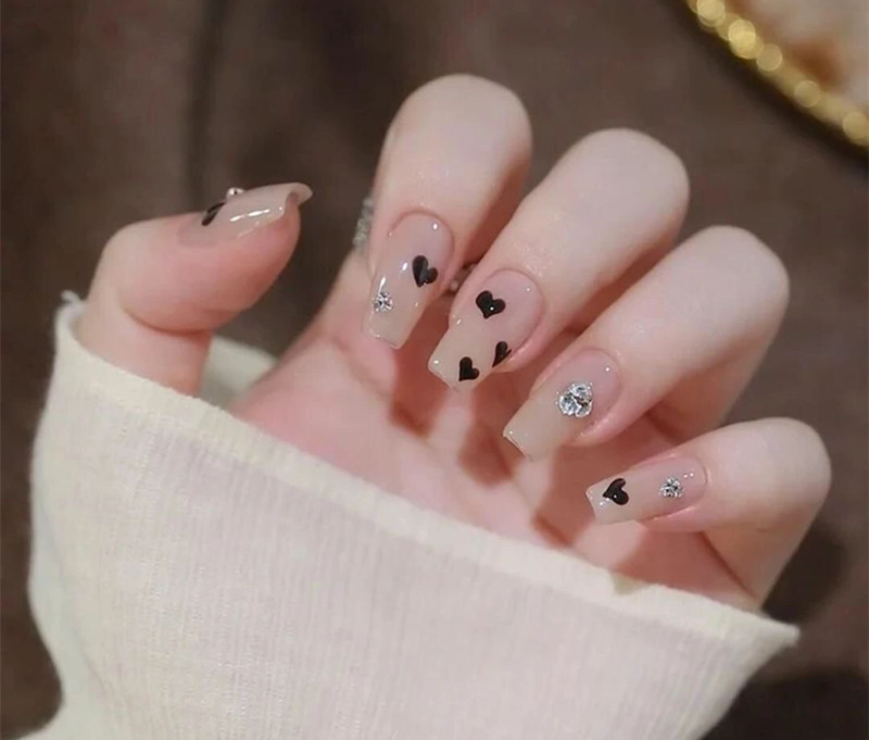 不挑手的黑色美甲，廣西美業(yè)職業(yè)技術(shù)學(xué)院推薦