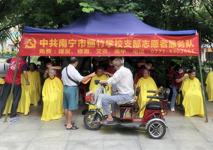 ?小區(qū)免費(fèi)理發(fā)公益活動(dòng)，廣西美發(fā)職業(yè)技術(shù)學(xué)校在進(jìn)行