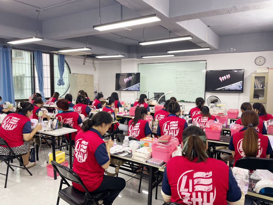 美甲師廣西：果凍膠貼片怎么卸？