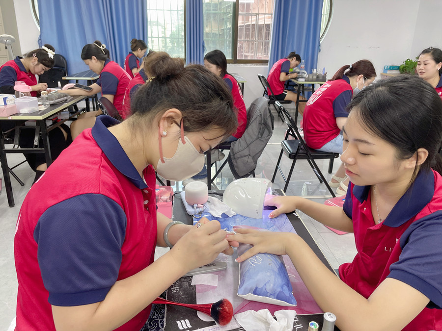 南寧美甲職業(yè)：指甲油干了怎么辦？