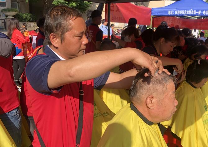 冬日暖陽，廣西美發(fā)理發(fā)學(xué)校小區(qū)免費(fèi)理發(fā)