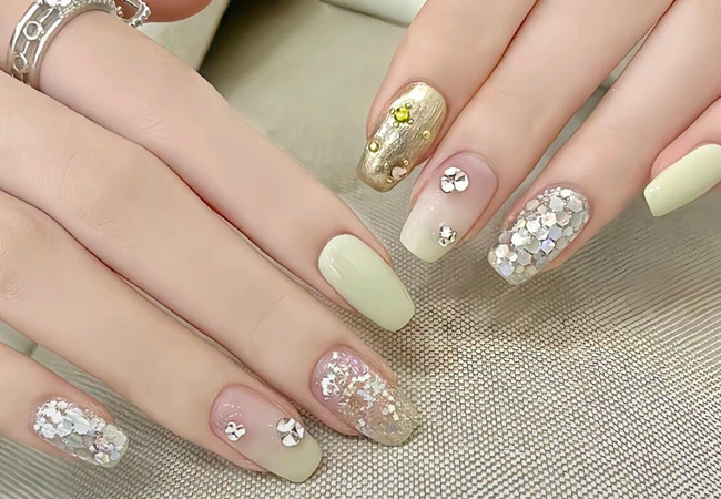 春季彩色美甲，廣西美甲店學(xué)徒推薦款