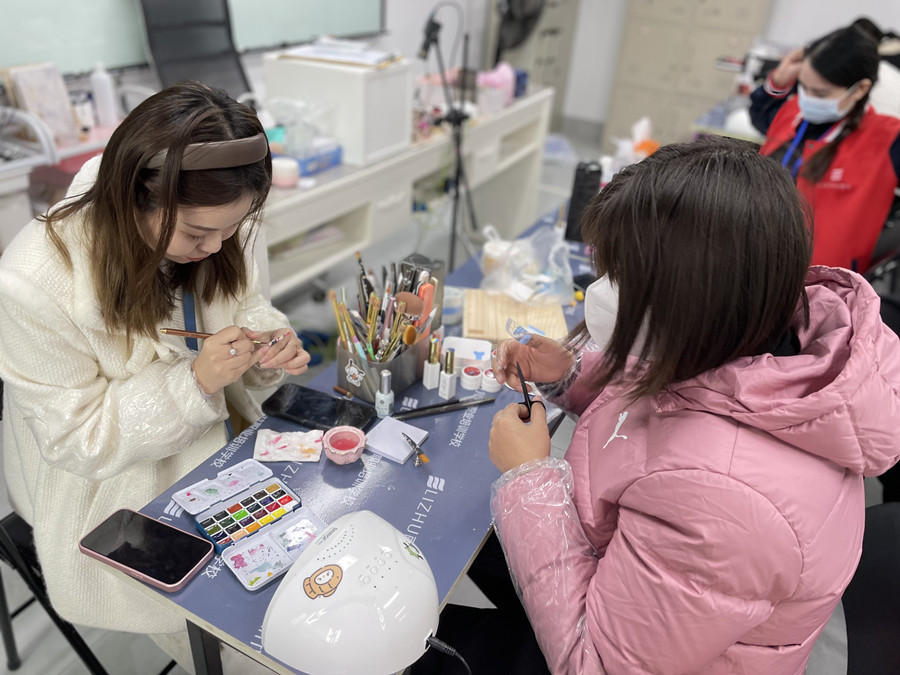 拋光條會傷害指甲嗎？南寧美甲專業(yè)培訓班