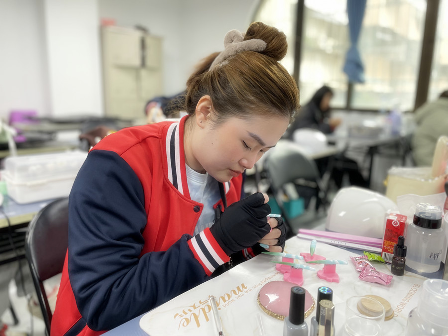 廣西學(xué)美甲護理：白色美甲變黃怎么辦？