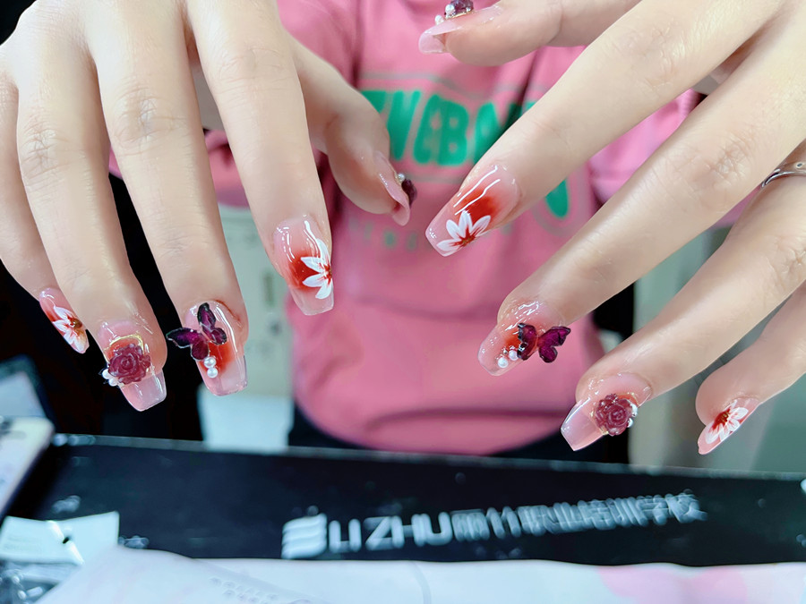 廣西美甲美睫：如何選擇適合自己的指甲形狀？