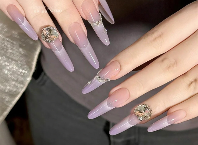 紫色顯白美甲，南寧美甲造型培訓(xùn)學(xué)校分享