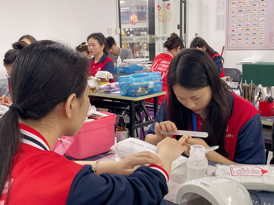 如何成為高價美甲師？廣西學(xué)美甲哪里時尚？