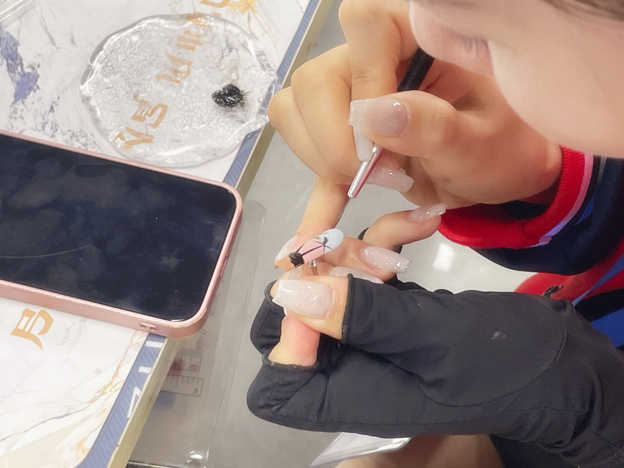 甲片的材質(zhì)和使用時(shí)間限制？南寧美甲進(jìn)修深造培訓(xùn)