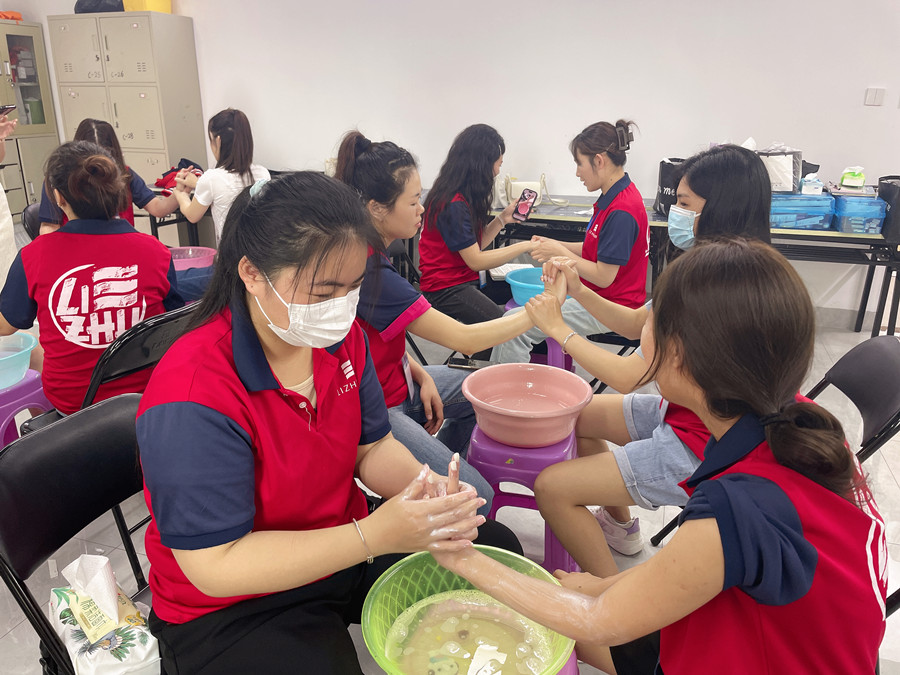 你的指甲為什么有豎線和白點(diǎn)？南寧學(xué)美甲基礎(chǔ)