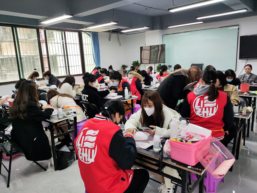 南寧美甲護(hù)理培訓(xùn)：為什么你的指甲又脆又?。?>
								
								<span id=