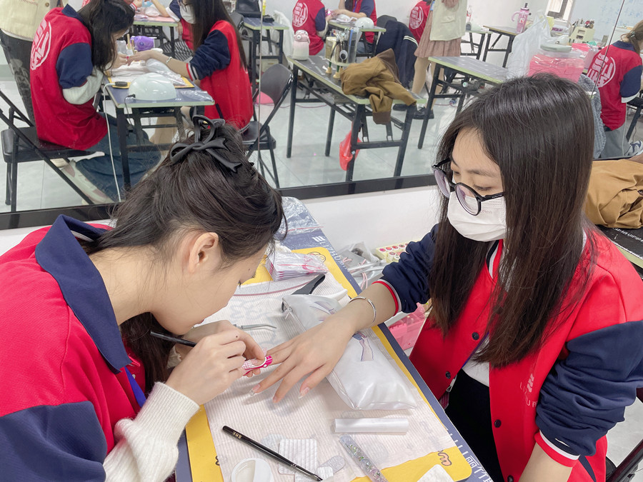 光療美甲進(jìn)氣泡怎么辦？南寧美甲課件講解