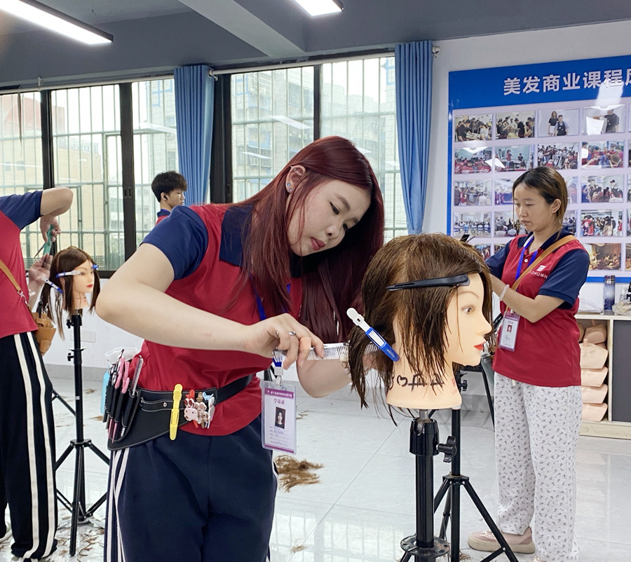 幼態(tài)臉選發(fā)型的關鍵，南寧剪發(fā)造型女士教學
