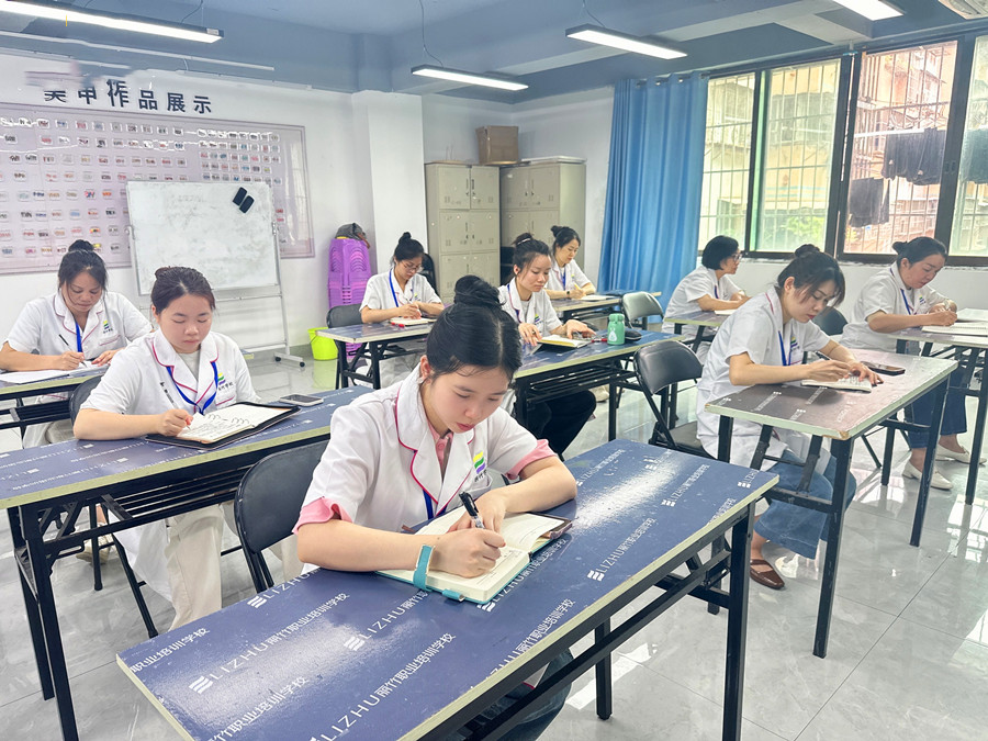 南寧學(xué)美容去哪學(xué)？麗竹學(xué)校美容專業(yè)歡迎您