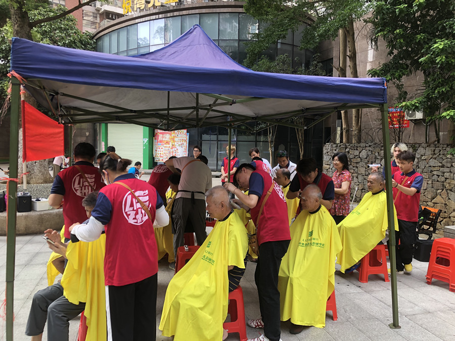 廣西美發(fā)職業(yè)學(xué)校開展“學(xué)雷鋒”免費(fèi)理發(fā)活動(dòng)。