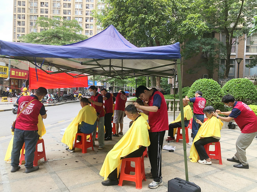 麗竹學(xué)校免費(fèi)理發(fā)服務(wù)送到家，居民連聲感謝