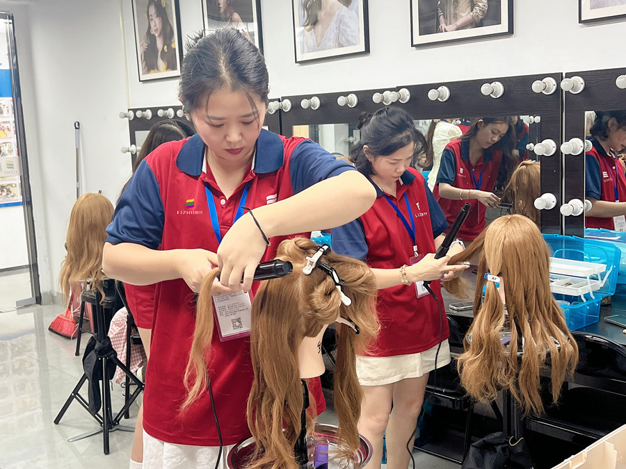 卷發(fā)護理技巧，廣西燙染技術學校課程