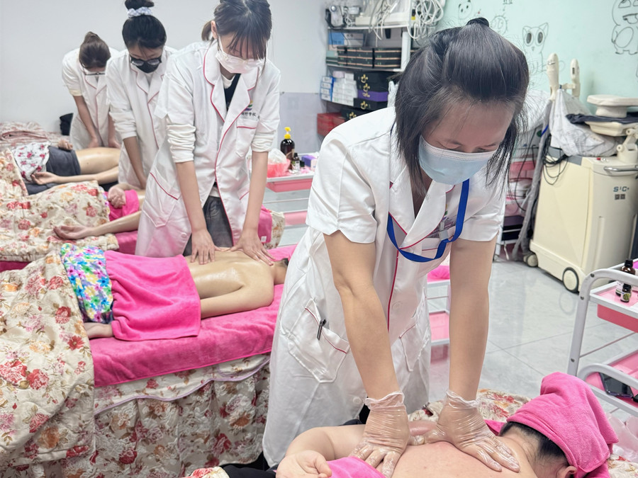 肩胛骨按摩真人實操，南寧美容培訓練習